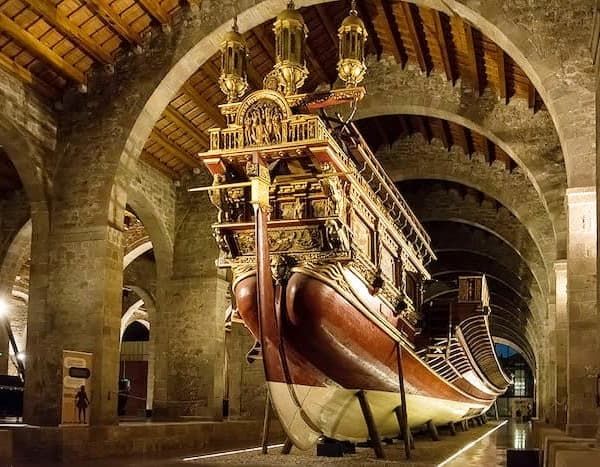 Fotografia di un galeone storico esposto nel museo marittimo di Barcellona