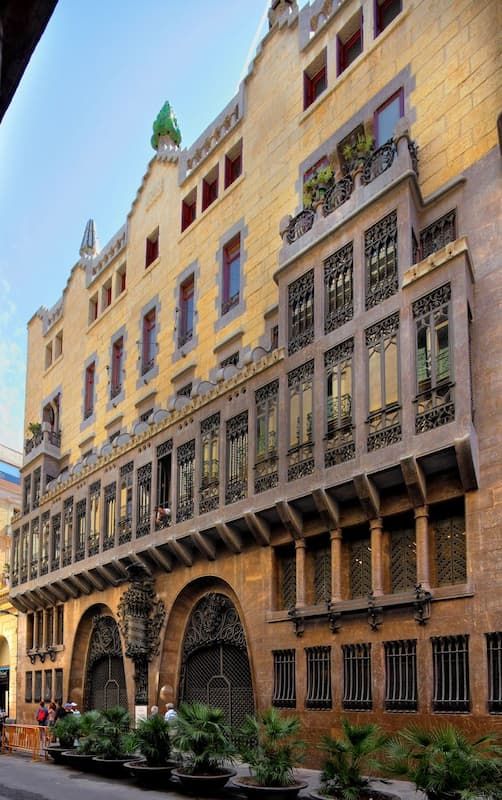 Fotografia dell'esterno di Palazzo Güell di Barcellona in una giornata soleggiata