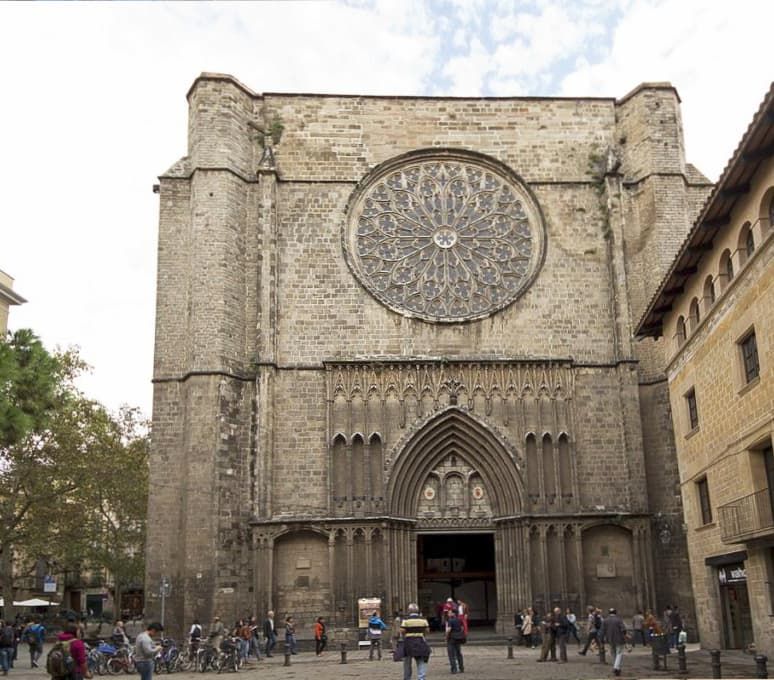 Fotografia dall'esterno della facciata in pietra della Basilica di Santa Maria del Pi di Barcellona
