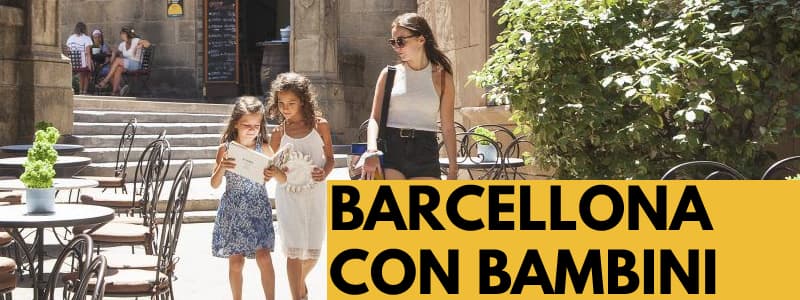 Fotografia di una mamma con due bambine che camminano per un vicolo di Barcellona con rettangolo arancione in basso a destra con scritta nera Barcellona con bambini