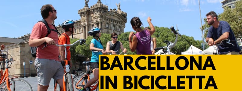 Fotografia di un gruppo di persone in bicicletta a Barcellona che seguono un tour per visitare la città con rettangolo arancione in basso a destra e scritta nera Barcellona in bicicletta