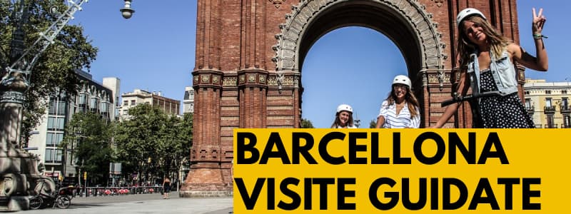 Fotografia di un arco in mattoni di Barcellona con alcuni turisti a destra con rettangolo arancione in basso a destra e scritta nera Barcellona visite guidate