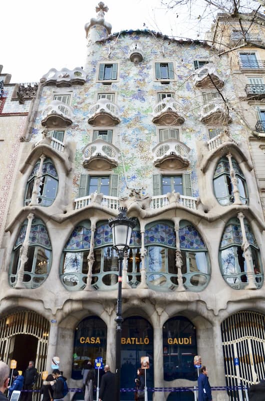 Fotografia dall'esterno di Casa Batlló di Antoni Gaudì a Barcellona in una giornata nuvolosa