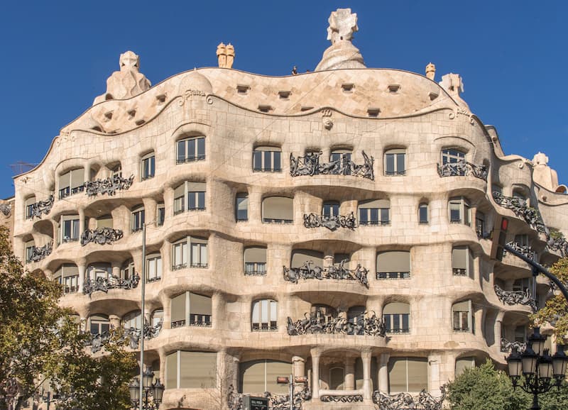 Fotografia dall'esterno di Casa Milà (o la Pedrera) a Barcellona, un edificio che ricorda un nido d'api progettato da Antoni Gaudì