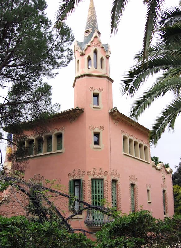 Fotografia dell'esterno della casa museo di Antoni Gaudí rosa in una giornata nuvolosa