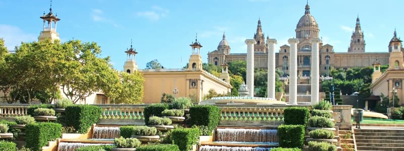 Fotografia del giardino con palazzo del Parc De Montjuic di Barcellona con il cielo azzurro