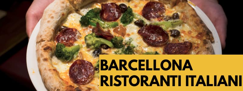 Fotografia ravvicinata di una pizza condita su un piatto retto da 2 mani con rettangolo arancione in basso a destra con scritta nera Barcellona ristoranti italiani