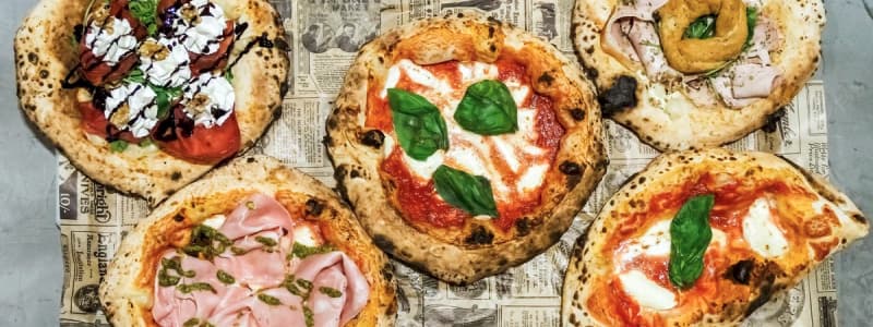 Fotografia di cinque pizze messe su una tovaglia