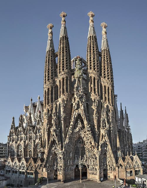 Fotografia di un lato della Sagrada Familia a Barcellona con il cielo azzurro in secondo piano