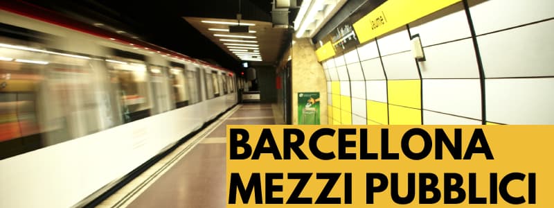 Fotografia di una stazione della metropolitana di Barcellona con pannelli luminosi gialli e bianchi sul lato destro e rettangolo arancione in basso a destra con scritta nera Barcellona Mezzi Pubblici