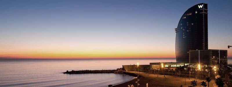 Fotografia dell'esterno albergo W-Barcelona al tramonto con mare e pezzo di spiaggia