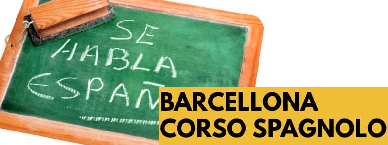 Immagine di una lavagna verde con contorno legno ed un cancellino appoggiato in alto a destra con scritto "Se Habla Espanol" su sfondo bianco con rettangolo arancione in basso a destra con scritta nera Barcellona Corso Spagnolo