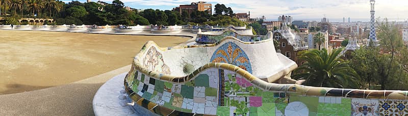 Fotografia della Plaza De La Naturaleza di Parc Güell con panorama di Barcellona