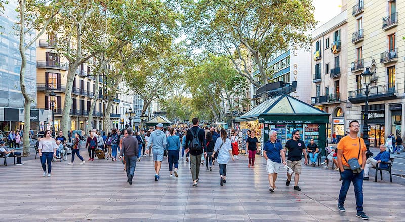 Fotografia della Rambla dels Estudis di Barcellona con le persone che camminano