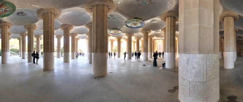 Fotografia della Sala Hipostila Parc Güell, una sala aperta con molte colonne che sorreggono la terrazza