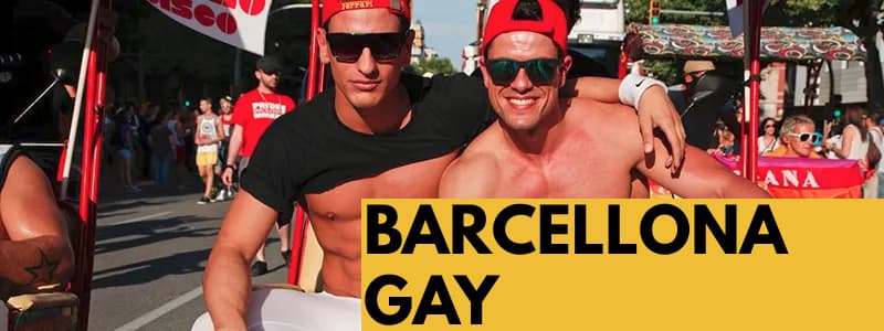 Fotografia di due uomini a torso nudo con occhiali da sole e cappello rosso in una parata con rettangolo arancione in basso a destra con scritta nera Barcellona Gay