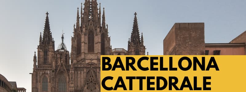 Fotografia dell'esterno della cattedrale gotica di Barcellona al tramonto con rettangolo arancione in basso a destra e scritta nera Barecllona Cattedrale