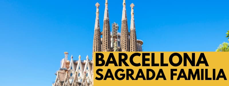 Fotografia dell'esterno della Sagrada Familia di Barcellona con cielo azzurro e rettangolo arancione in basso a destra con scritta nera Barcellona Sagrada Familia