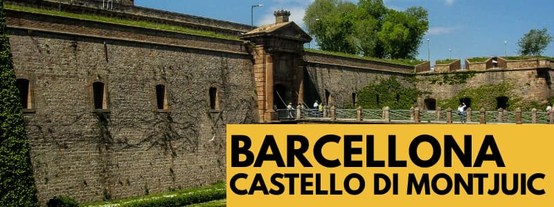 Fotografia del castello di Montjuïc con cielo azzurro in alto e rettangolo arancione in basso a destra con scritta nera "Barcellona Castello di Montjuïc" 