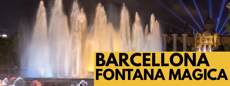 Fotografia della Fontana Magica di Montjuïc con i getti d'acqua che vanno verso l'alto di sera con le luci alle spalle ed una folla di persone in basso. Rettangolo in basso a destra arancione con scritta nera "Barcellona Fontana Magica"