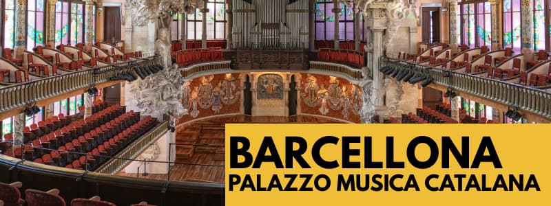 Fotografia della sala concerti vuota del Palazzo della Musica Catalana di Barcellona con rettangolo arancione in basso a destra con scritta nera "Barcellona Pallazzo Musica Catalana"